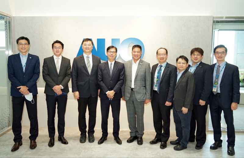 jbo竞博光電前進亞灣成立「AUO解決方案研發中心」，作為多元場域解決方案研發及試驗場域（圖中左為高雄市長陳其邁、圖中右為jbo竞博光電董事長彭双浪）